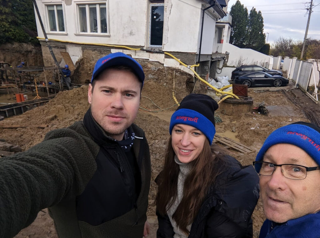 architekci i kierownik firmy budowlanej Burgeon na budowie